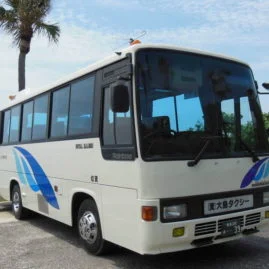 奄美大島観光 大島タクシー車両紹介貸切小型バス 定員26名（乗客24名） の写真