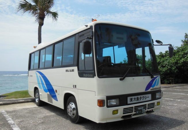 奄美大島観光 大島タクシー車両紹介貸切小型バス 定員26名（乗客24名） の写真