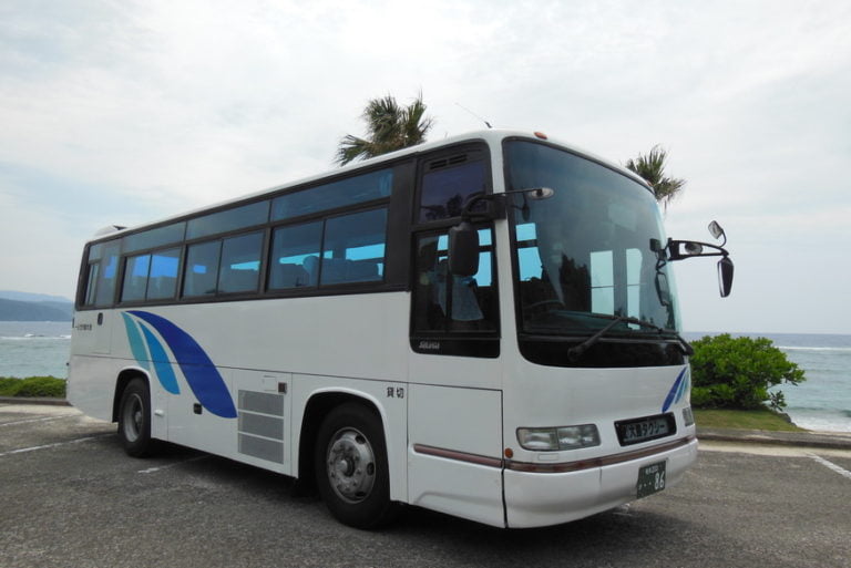 奄美大島観光 大島タクシー車両紹介貸切中型バス 定員42名（乗客40名） の写真