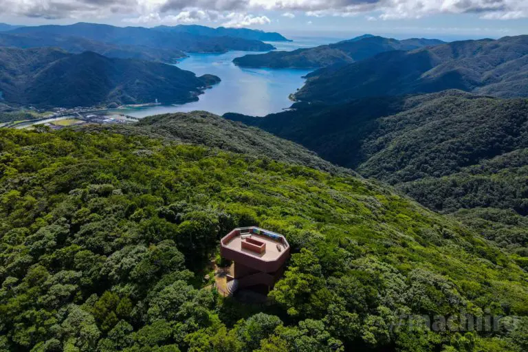 湯湾岳展望公園にある展望台の空撮写真