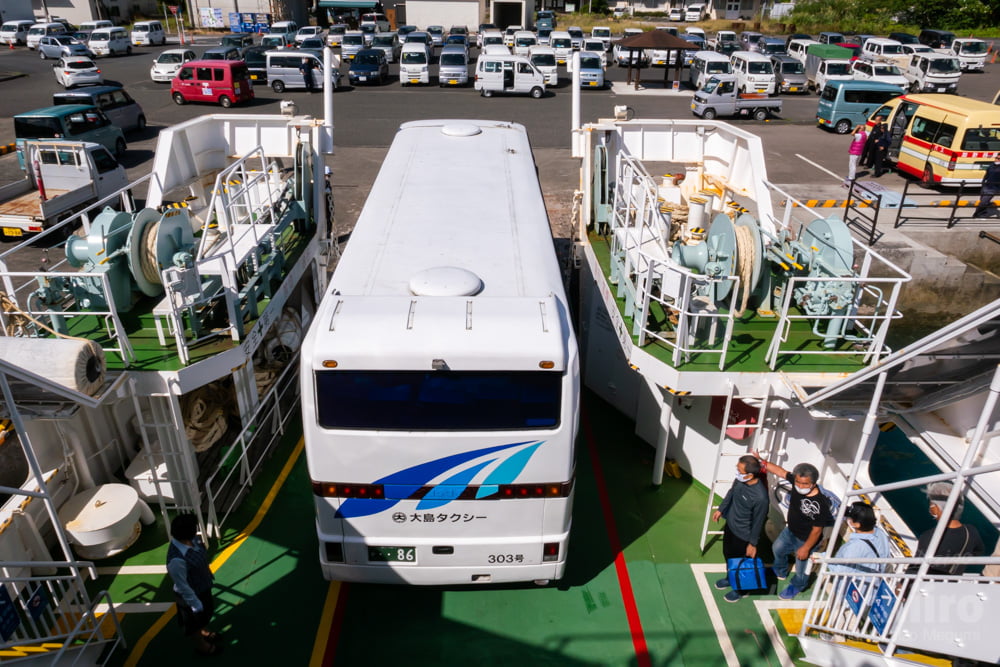 奄美大島観光貸切バスのフェリーかけろま下船風景
