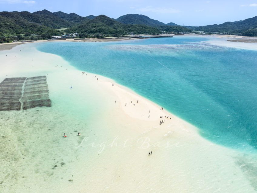 「かくれ浜」奄美大島の春の風物詩。年に数回しか見られない、幻の浜の写真